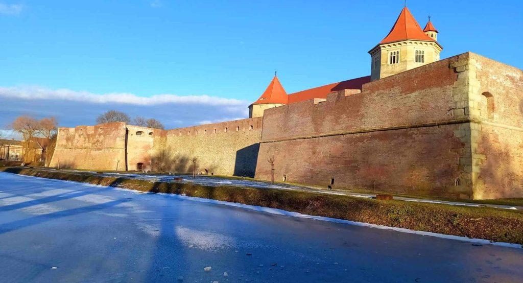 Cetate medievală fortificată, simbol al patrimoniului istoric și arhitectural din România.