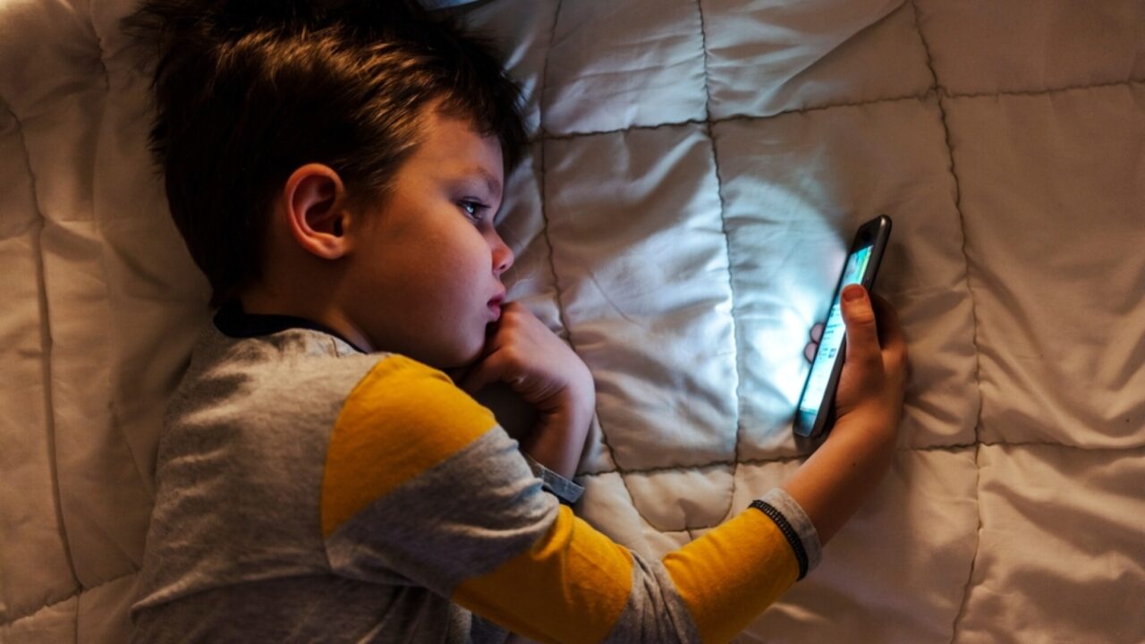 Timpul excesiv în fața ecranelor are o legătură îngrijorătoare cu sănătatea mintală precară la copii și adolescenți