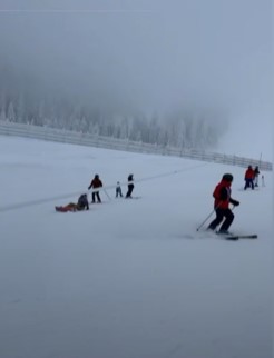 Un cablu de telecabină a coborât până la nivelul schiorilor pe o pârtie din Poiana Brașov, un bărbat de 40 de ani fiind rănit.