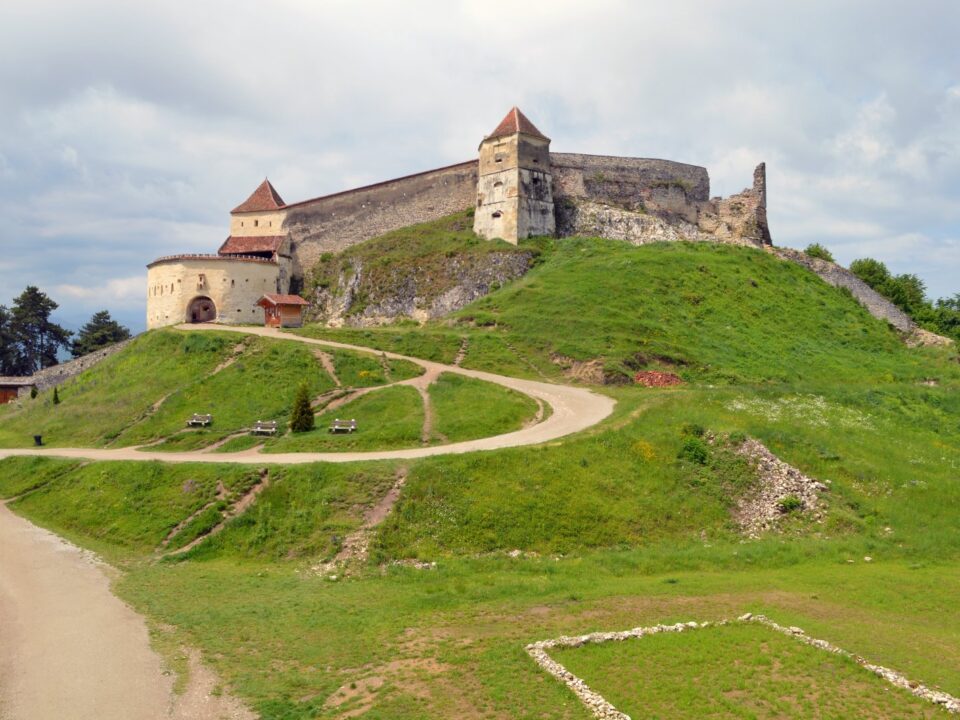 Priveliștea spectaculoasă de la Cetatea Râșnov, fortificație istorică din Transilvania. Cetatea Râșnov 2026: ce e deschis, cum urci și ce merită văzut (update practic)